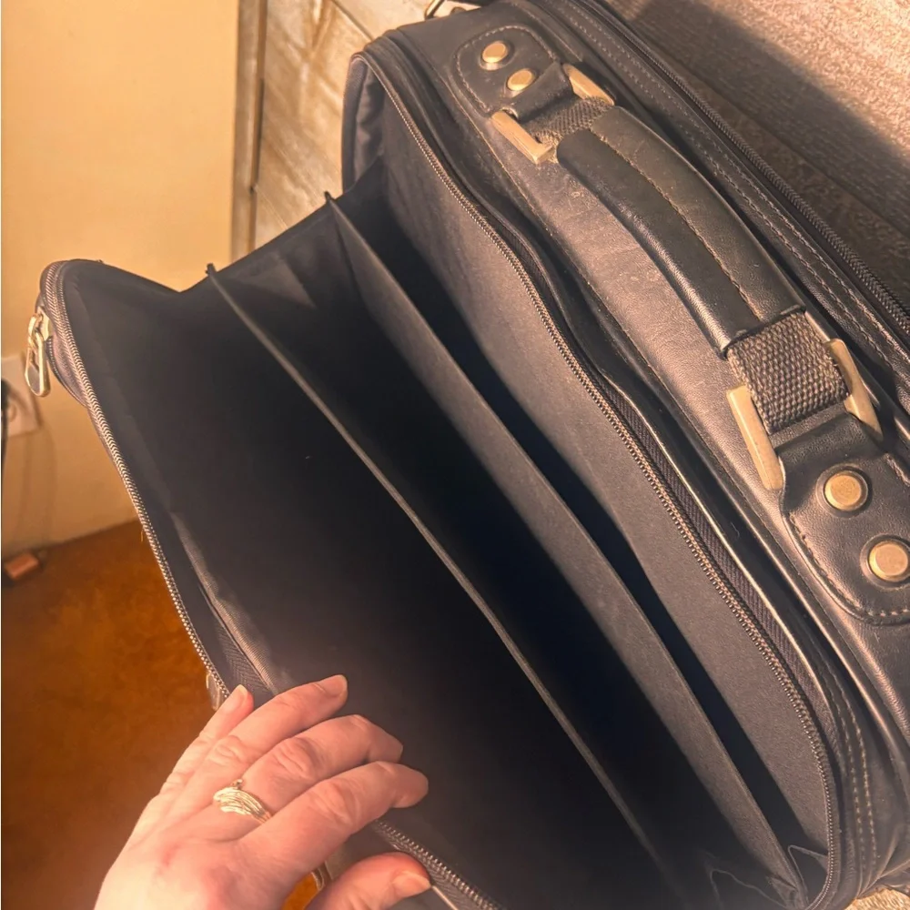 Samsonite Black Leather unisex travel carry on laptop business Bag compartments